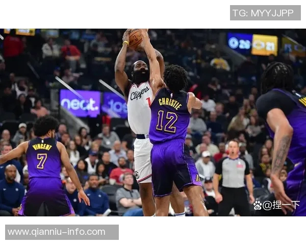 佩里湖鹰队与巨人队激战正酣精彩瞬间回顾与分析 佩里湖鹰队与巨人队激战正酣精彩瞬间回顾与分析